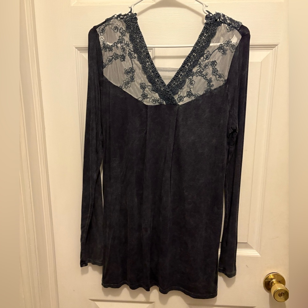 Buckle long sleeve women’s top